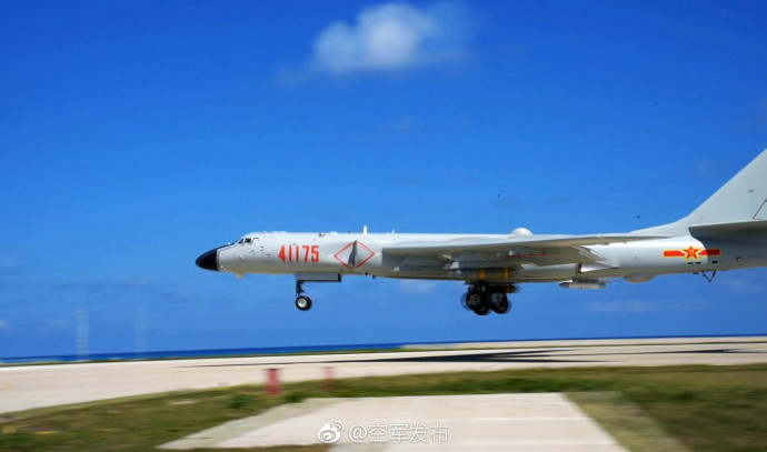 ▲▼解放軍轟-6K進行島礁起降初體驗，訓練畫面曝光。（圖／翻攝自空軍發布微博）