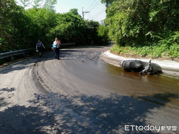 ▲▼油亮的路面害經過的機車騎士慘摔。（圖／記者陳雕文翻攝）