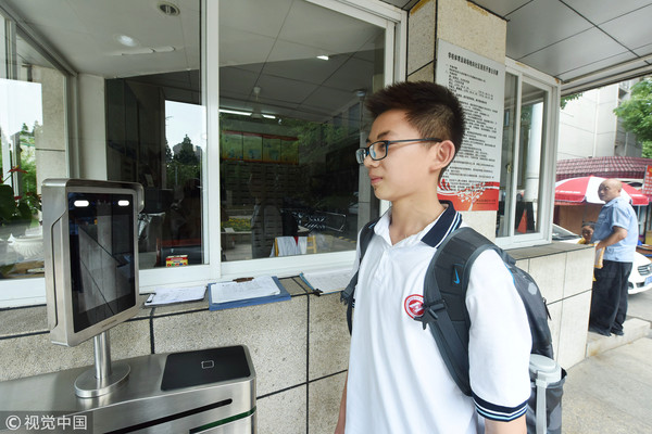 ▲▼ 杭州第十一中學的學生通過智慧刷臉系統進入學校。（圖／CFP）