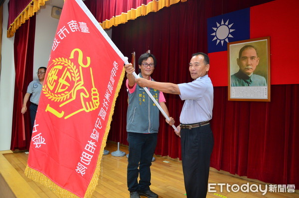 ▲台南市學甲分局守望相助巡守中隊成軍，並舉行授旗儀式。（圖／警方提供）