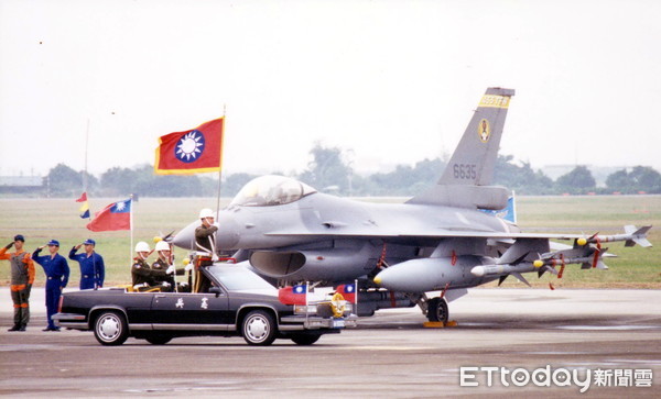 ▲20多年前，空軍花蓮基地F—16戰機聯隊成軍典禮上，新機閃閃發光、飛行員情緒亢奮，現在卻成為失事老飛機。（圖／記者林健華攝）