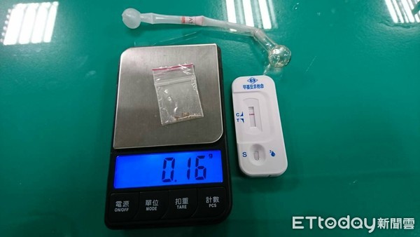 ▲警方起獲安非他命毒品及吸食器。（圖／記者林悅翻攝）