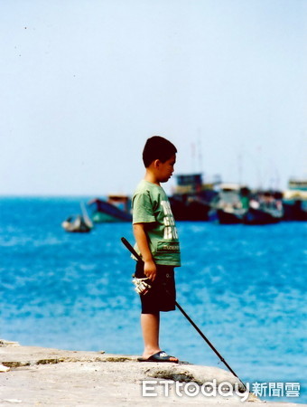 ▲面對無垠的大海，烏坵小朋友從小就得學會海釣技能，讓大海滋養人生。（圖／記者林健華攝）