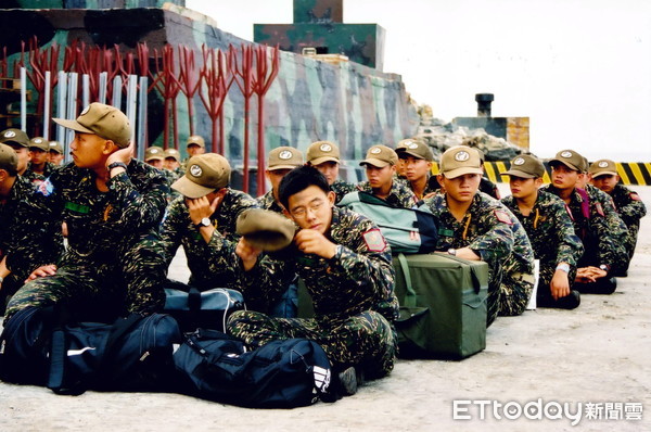 ▲烏坵陸戰隊官兵返台休假，得頂著烈日在碼頭等船來、等接駁、等上船、等開航。（圖／記者林健華攝）