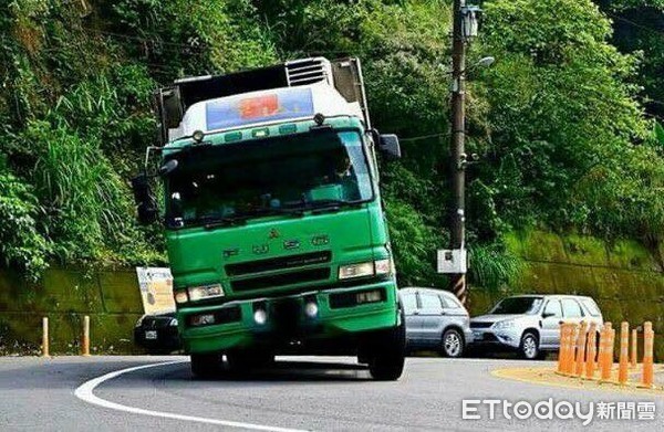 ▲▼北宜大貨車自撞山壁，副駕駛被卡住。（圖／記者陳雕文翻攝）