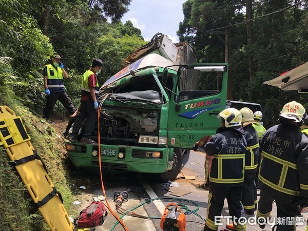 ▲▼北宜大貨車自撞山壁，副駕駛被卡住。（圖／記者陳雕文翻攝）