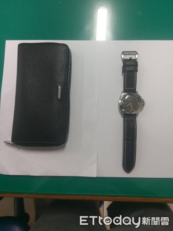 ▲▼▲警方現場查獲周男所竊的皮夾、手錶。（圖／記者邱中岳翻攝）