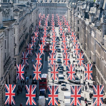 ▲哈利王子大婚,攝政街掛滿英國國旗。（圖／我的吃喝玩樂人生）
