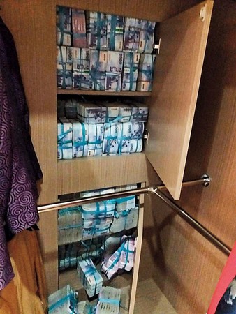 檢調在林志昇夫婦的豪宅衣櫃中，搜出上億元現鈔。（翻攝網路）