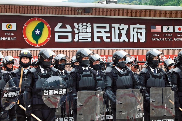 台灣民政府號稱擁有軍隊「黑熊部隊」，日前集結阻擋抗議民眾。（翻攝台灣民政府官網）