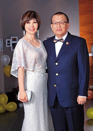 林志昇（右）、林梓安（左）夫婦曾參與台灣民政府的新年派對，珠光寶氣現身。（翻攝台灣民政府官網）