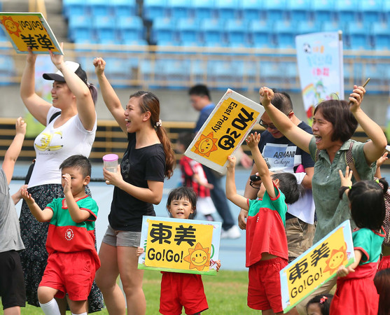 ▲台北市幼兒足球賽場邊的家長們奮力為小球員加油打氣，現場氣氛歡樂熱鬧。(圖／主辦單位提供)          