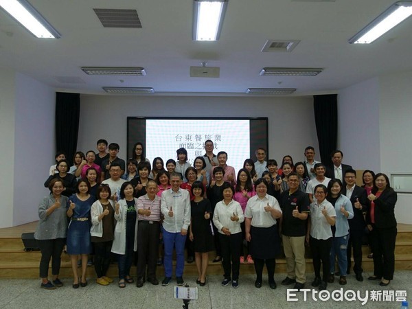 台東縣府辦理台東縣觀光服務講座，邀請國立餐旅大學蘇國垚教授蒞臨授課，為感謝蘇國垚教授為台東縣觀光產業的支持與付出，由黃健庭縣長頒發榮譽縣民證。（圖／台東縣政府提供）