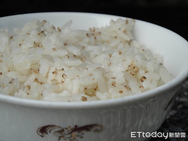 紅藜食用方式通常與白米飯一起煮，亦可煮成粥，製成飯糰、麵包、沙拉、祈納福等食品。（圖／台東農改場提供）