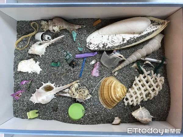 台東縣環境教育中心製作「微淨灘教具箱」，藉由鑷子、筷子等道具，將隱藏在沙堆中的微塑膠挑出，讓學員瞭解塑膠垃圾無所不在，且難以被清除。（圖／台東縣環境教育中心提供）