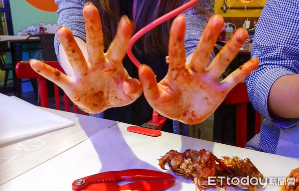 ▲豪邁的用手來吃吧　馬來西亞手抓海鮮SHELL OUT 5/25開幕。（圖／記者黃士原攝）