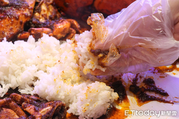 ▲豪邁的用手來吃吧　馬來西亞手抓海鮮SHELL OUT 5/25開幕。（圖／記者黃士原攝）