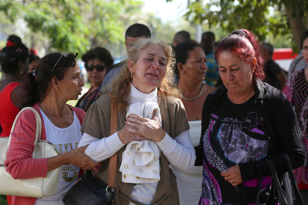 ▲▼ 古巴18日發生空難造成110人死亡，罹難者親友19日抵達哈瓦那一處醫療機構。（圖／路透）