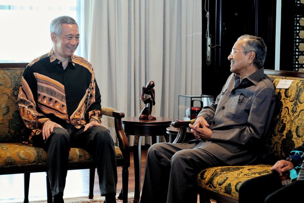 ▲▼新加坡總理李顯龍（左）於19日赴布城，與馬來西亞新首相馬哈迪（Mahathir Mohamad，右）會面。（圖／翻攝自Lee Hsien Loong臉書粉絲專頁）