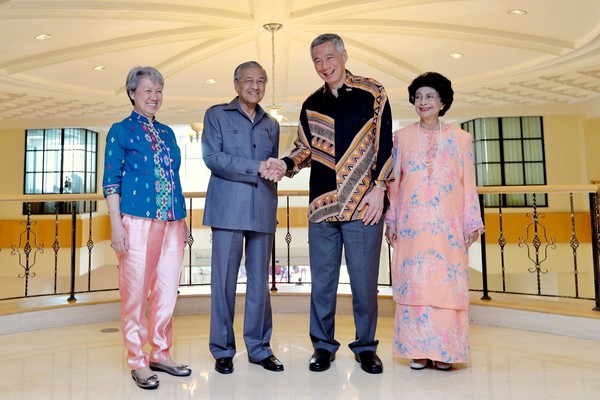 ▲▼新加坡總理李顯龍（右二）於19日赴布城，與馬來西亞新首相馬哈迪（Mahathir Mohamad，左二）會面。（圖／翻攝自Lee Hsien Loong臉書粉絲專頁）