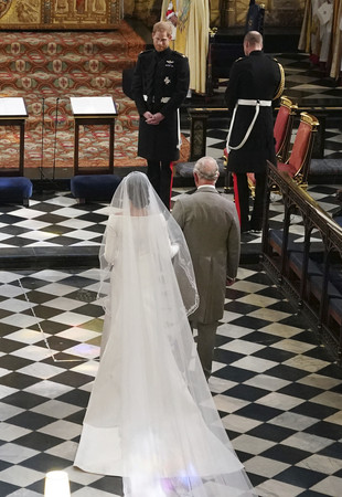 ▲▼ 哈利梅根婚禮／英國王儲查爾斯王子牽著梅根的手。（圖／達志影像／美聯社）