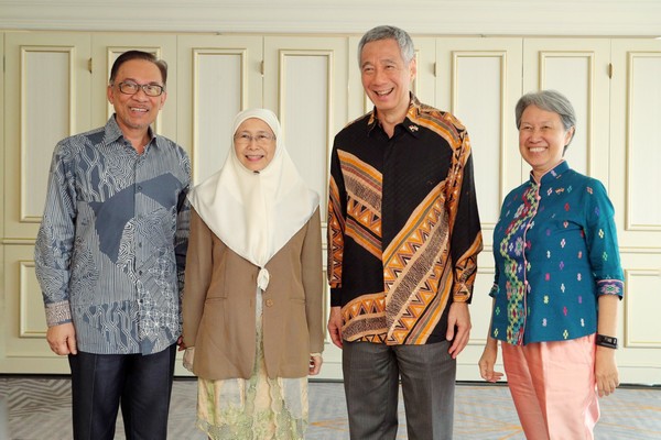 ▲▼新加坡總理李顯龍（右二）19日與馬來西亞新首相馬哈迪（Mahathir Mohamad）會面結束後，和公正黨實權領袖安華（左一）見面。（圖／翻攝自Lee Hsien Loong臉書粉絲專頁）