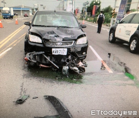 ▲莊姓男子所駕車輛車頭前卡住劉女機車。（圖／記者林悅翻攝）