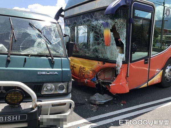 ▲▼台東縣鹿野鄉台9線上20日傳出遊覽車與廂型車的對撞事故。（圖／記者汪盈姍翻攝）