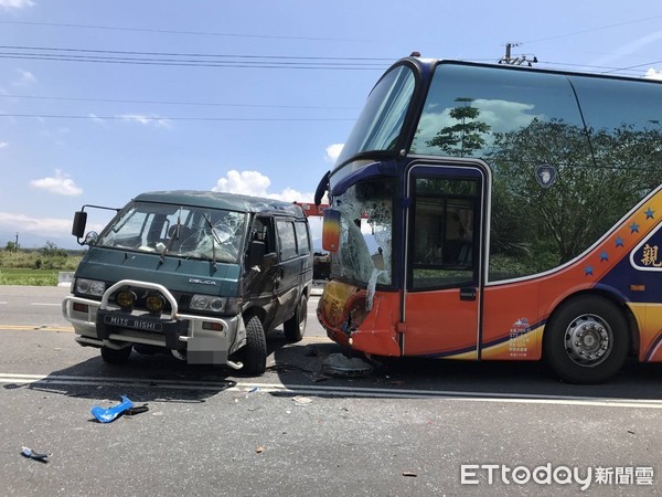 ▲▼台東縣鹿野鄉台9線上20日傳出遊覽車與廂型車的對撞事故。（圖／記者汪盈姍翻攝）