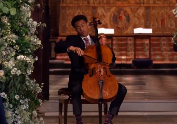 ▲▼ 哈利梅根婚禮／19歲大提琴家坎尼梅森（Sheku Kanneh-Mason）在哈利與梅根的英國王室婚禮上獻藝。（圖／翻攝自Twitter／KensingtonRoyal）