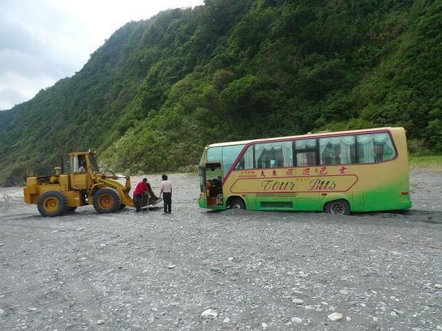 遊覽車卡南澳海蝕洞。（圖／翻攝「老貓不負責任的機車評論」粉絲團）