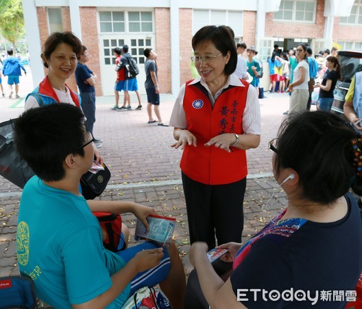 ▲國民黨台南市長初選參選人大台南婦女會理事長、前台南大學校長黃秀霜，特地前往長榮中學考場為考生加油打氣，並慰問陪考的家長。（圖／黃秀霜提供）