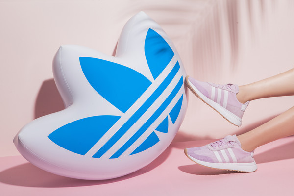 ▲小清新派夏日鞋款，「配色王」直接頒給adidas Originals！。（圖／記者蔡靜宜攝）