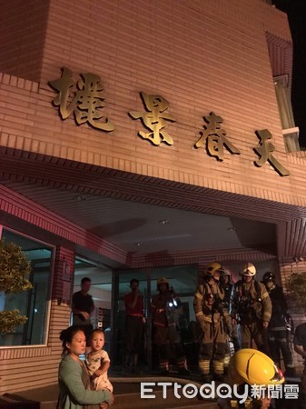 ▲台南市消防人員射水南區仁南二街1棟公寓2樓火勢。（圖／記者林悅翻攝，下同