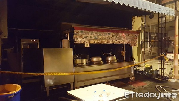 ▲台南市消防人員射水搶救南區育南街餐飲店火勢。（圖／記者林悅翻攝，下同）