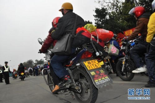 廣東出現10萬摩托車返鄉大軍。(圖／新華網)