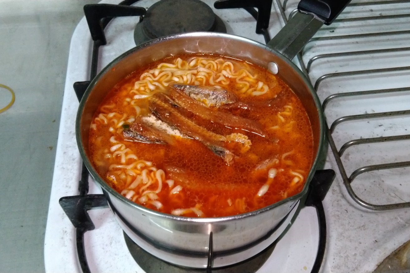▲一名網友分享「維力炸醬麵+紅燒鰻」料理。（圖／翻攝自爆廢公社臉書）