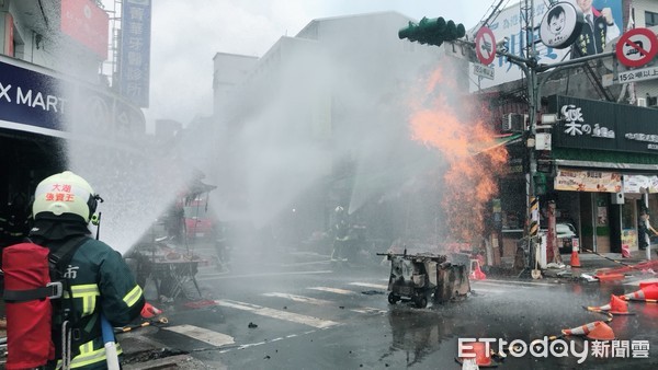 ▲快訊／北市內湖驚傳瓦斯外洩起火，男上半身灼傷急救中。（圖／記者柳名耕翻攝）