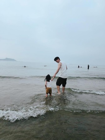 賈靜雯、修杰楷一家人到海邊玩。（圖／翻攝自賈靜雯臉書）