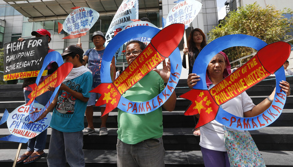 ▲菲律賓人民抗議中國在南海上的軍事訓練。（圖／美聯社）