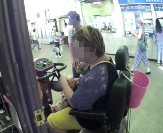▲▼新竹一名坐電動輪椅的婦人，突然起身追打男子             。（圖／翻攝臉書爆料公社）