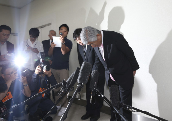 ▲日大總教練內田正人在媒體面前向關院大受傷選手道歉。（圖／美聯社）
