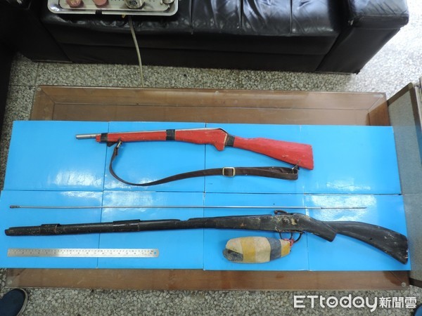 警方在江嫌住處及工寮起出木頭玩具槍1把及不完整獵槍1把。（圖／花蓮鳳林分局提供）
