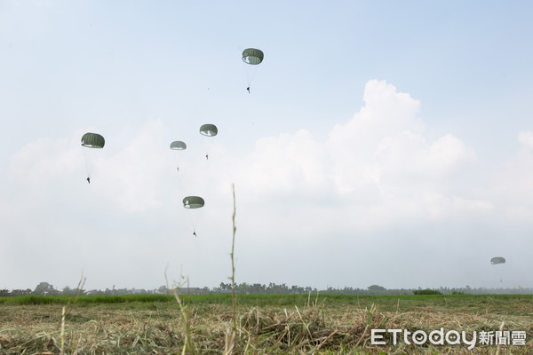 ▲▼陸軍傘兵訓練實況,傘兵基本傘空跳。（圖／記者季相儒攝）