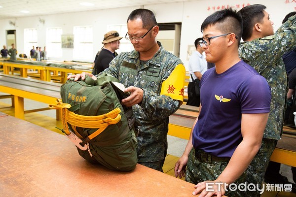 ▲▼陸軍傘兵訓練實況,保傘連摺傘房摺傘。（圖／記者季相儒攝）