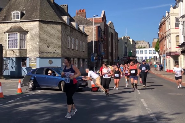 ▲▼英國一名婦女無視馬拉松選手在跑步，直接開車硬闖。（圖／翻攝自YouTube ukbob）