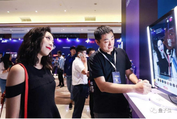 ▲▼京東AR試妝鏡現場。（圖／翻攝自微信）