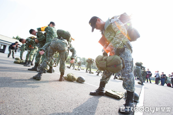 ▲▼陸軍傘兵訓練實況,傘兵著裝後登機。（圖／記者季相儒攝）