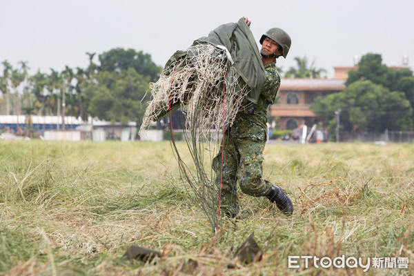 ▲▼陸軍傘兵訓練實況,傘兵基本傘空跳後摺傘。（圖／記者季相儒攝）