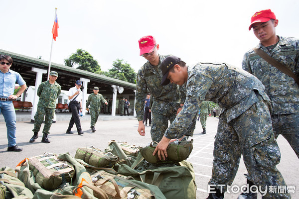 ▲▼陸軍傘兵訓練實況,傘兵基本傘空跳後保傘連檢查傘具。（圖／記者季相儒攝）